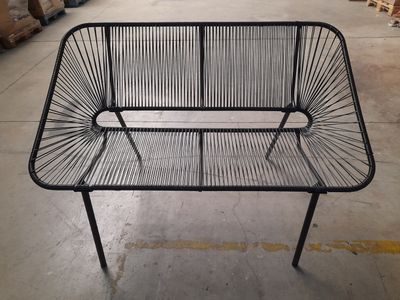 un banc en métal qui se trouve dans un entrepôt