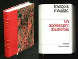 deux livres posés côte à côte sur une table