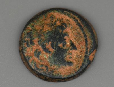 une image représentant une pièce de monnaie sur laquelle figurent une femme et un dragon