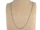 gros plan d'un torse de mannequin portant un collier