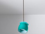une lampe suspendue au plafond de la pièce