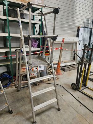 une échelle appuyée contre un mur dans un garage