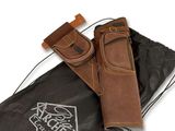 étui à couteaux en cuir marron avec un sac noir sur fond blanc