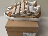 une boîte sur laquelle est posée une paire de chaussures