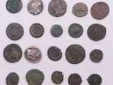 plusieurs types de pièces de monnaie sont présentés sur une surface blanche