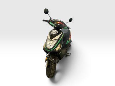 une moto posée sur une surface blanche