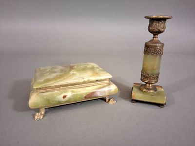 une paire de bougeoirs anciens en laiton et une boîte recouverte de marbre