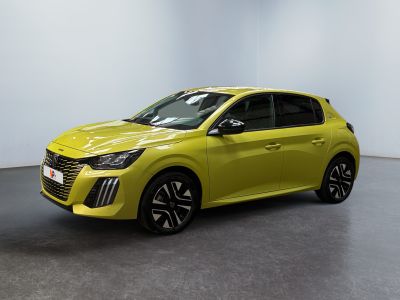 Une voiture jaune est garée dans une pièce aux murs blancs.