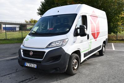 une camionnette blanche garée dans un parking