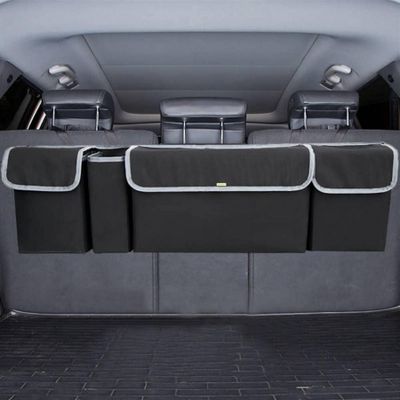 le coffre d'une voiture contenant plusieurs sacs