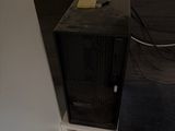 une photo en noir et blanc d'une pièce avec un radiateur