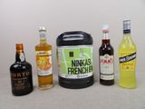 Des bouteilles de différents types d'alcool sont alignées sur une table