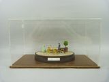 une maquette d'une calèche tirée par des chevaux, exposée dans une vitrine