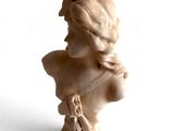 une statue de femme assise sur une table