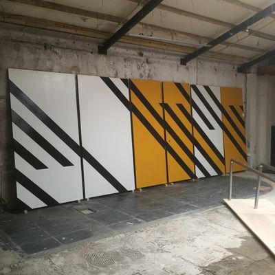 une rampe de skateboard au milieu d'un immeuble