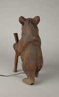 Ours à la lanterne en bois sculpté peint (photo 3)