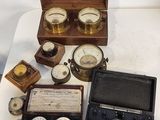 de nombreux types d'horloges posées sur une table