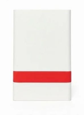 un gros plan sur un cahier blanc et rouge orné d'une bande rouge