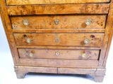 une commode en bois ornée de ferrures en laiton
