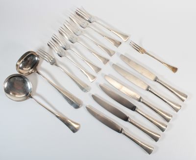 beaucoup de cuillères en argent et de cuillères sur la table