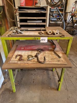 une table avec des outils dans un garage