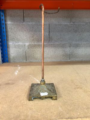 un lampadaire posé sur une table