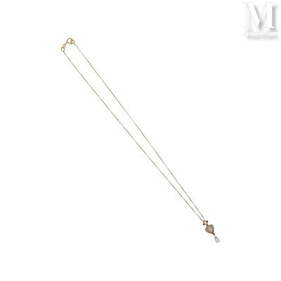 collier plaqué or orné d'une perle blanche et d'une croix