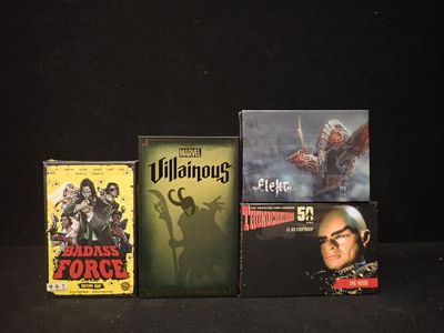 beaucoup de DVD qui traînent sur une table