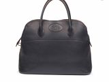 un sac à main en cuir noir sur fond blanc
