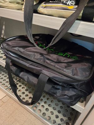 un sac posé sur une étagère dans un placard