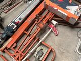 un grand nombre d'outils posés sur le sol