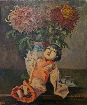 une peinture à l'huile représentant une poupée avec des fleurs dans un vase posé sur une table