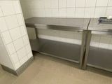un plan de travail en acier inoxydable dans des toilettes publiques