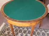 une table recouverte d'un tissu vert dans un salon