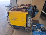 l'image d'une machine installée dans un garage