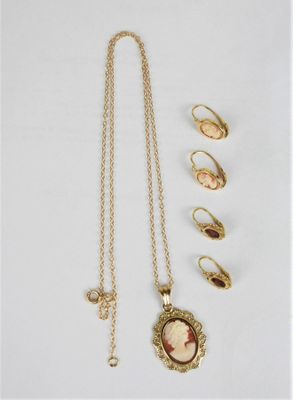 un ensemble de bijoux comprenant un collier, une bague et une bague