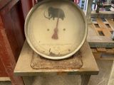 une grande balance posée sur une table en bois