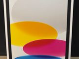 Le carton contenant le nouvel iPhone 11 est ouvert et prêt à être expédié