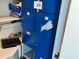 un casier bleu dans un coin d'une pièce, sur lequel se trouve un clavier