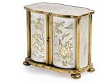 une armoire dorée et blanche ornée d'un motif représentant un oiseau