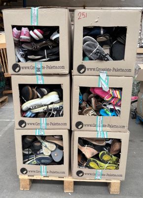 plusieurs cartons empilés les uns sur les autres, contenant des chaussures