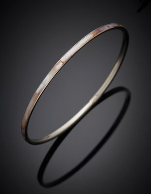 Bracelet jonc en métal, paré de plaques de nacre.