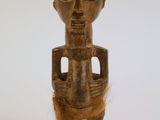 une image représentant une statue en bois dont la tête est dotée d'un visage