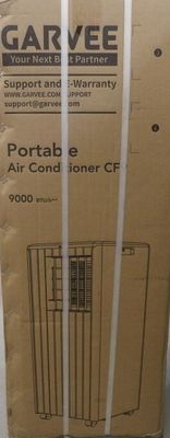 un boîtier de climatiseur posé sur une table