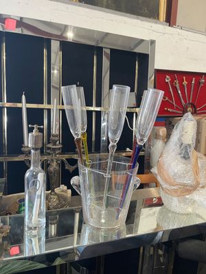 Seau à bouteille avec quatre longues flûtes assorties aux pi…