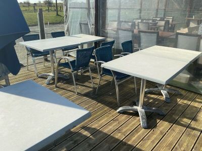 Ensemble de 27 tables de terrasse pour deux personnes - Idéal pour cafés et restaurants