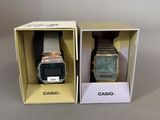 deux montres Casio dans la boîte posée sur la table