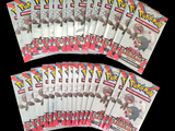 Plusieurs paquets de cartes à collectionner Pokémon sont empilés les uns sur les autres.