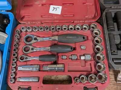 les nombreux outils qui se trouvent dans la mallette posée sur la table