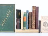 plusieurs livres sont empilés sur une surface blanche